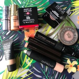 Deluxe Sample Make Up & 2 Full Size Products